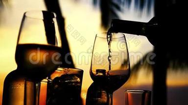 在令人惊叹的日落时分，在海滩餐厅的海景中缓慢地在玻璃中倒入白<strong>酒</strong>。 1920x1080