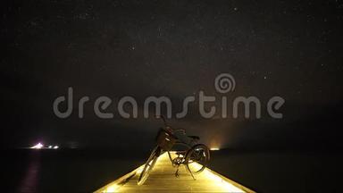 时光流逝的夜空星<strong>辰</strong>.. 自行车和甲板