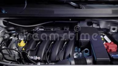 汽车内部的特写镜头，发动机从汽车里出来是在汽车修理厂，汽车被一个修理工修理