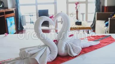 美丽的天鹅由白色毛巾在科芬甘岛酒店。 慢动作。 3840x2160，4k