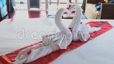 美丽的天鹅由白色毛巾在科芬甘岛<strong>酒</strong>店。 4K，慢动作。 3840x2160