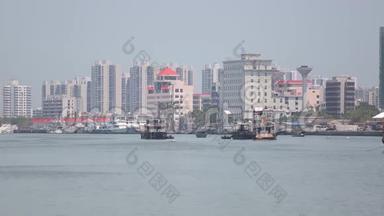 各种船只在靠近上海港的海上<strong>排队</strong>. 中国黄海