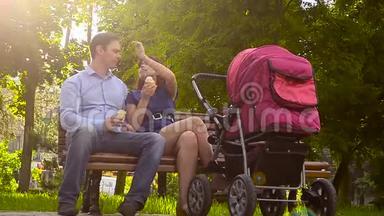爸爸和妈妈吃冰淇淋，和婴儿车一起在公园散步，暑假<strong>全家</strong>放假