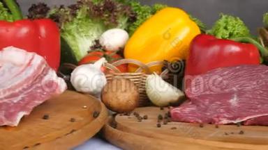 蔬菜、生菜叶、香料、咖喱、辣椒背景的木板上摆放着不同种类的肉