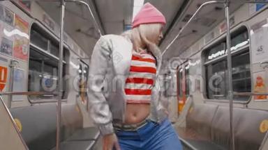 那个有趣的迷人的、快乐的金发女孩在<strong>地铁</strong>的<strong>地铁</strong>里跳舞。 女人为成功而高兴