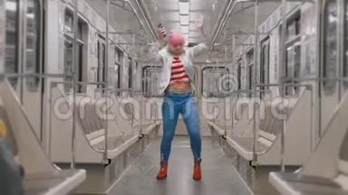 那个有趣的迷人的、快乐的金发女孩在<strong>地铁</strong>的<strong>地铁</strong>里跳舞。 女人为成功而高兴