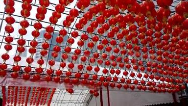 中国红灯笼穿过天花板，户外日光