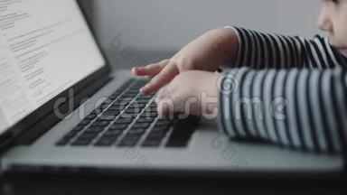 幼儿`的手触摸手提电脑键盘.