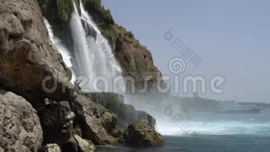 在土耳其的安塔利亚，瀑布落入海中的渔夫。