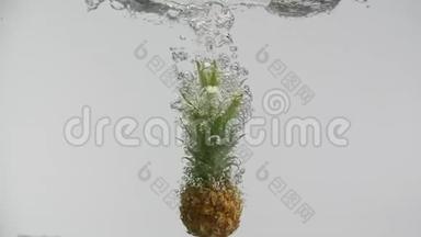 成熟的菠萝热带水果落入水中，溅起水花和气泡