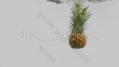 成熟的菠萝热带水果<strong>落入</strong>水中，溅起水花和气泡
