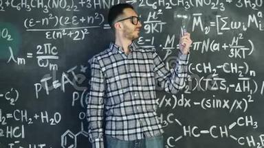 年轻的科学家站在化学<strong>方程式</strong>和<strong>数学方程式</strong>墙上，室内