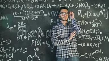 年轻的科学家在化学<strong>方程式</strong>和<strong>数学方程式</strong>室内清洁眼镜