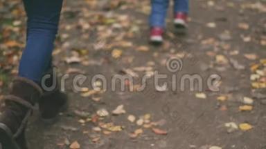 妈妈和孩子在秋天的公园里跑来跑去玩去。秋天在公园里散步。