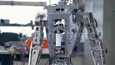 一个拆卸机器人与LED屏幕的眼睛向下看。 4K.