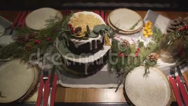圣诞蛋糕大餐桌上装饰精美的圣诞蛋糕全家欢乐气氛全景