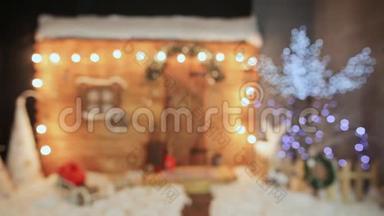 一个童话般的圣诞小屋的视频模糊拍摄。 圣诞节和新年主题。