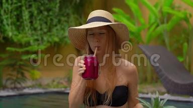一位年轻的女游客在私人游泳池的一张漂浮的桌子上有自己的私人早餐。 热带海滩