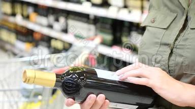 人在<strong>酒类</strong>部门超市的柜台上选择酒精饮料.. 4k，慢镜头