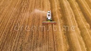 夏季小麦的鸟瞰收获。 <strong>田间劳动</strong>的收割者.. 联合收割机农用机器