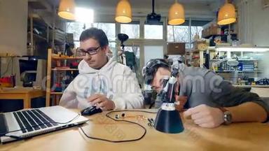 创意工程师团队在现代创业办公室与创新仿生机器人手臂。 多利摄像机的动作。