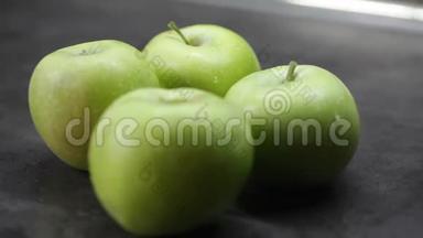 <strong>绿</strong>色的苹果躺在厨房的桌子上