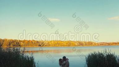 令人惊叹的，遥远的景色，一对年轻夫妇<strong>在</strong>河边接吻。 爱情故事，<strong>永远在</strong>一起。 刚刚结婚