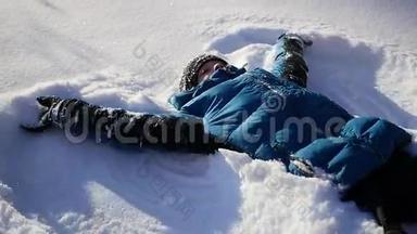 婴儿躺在雪地上，慢慢地变成<strong>雪天</strong>使