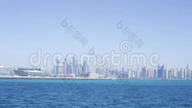 迪拜水渠，阿联酋迪拜.. 库存。 从水中看迪拜的摩天大楼