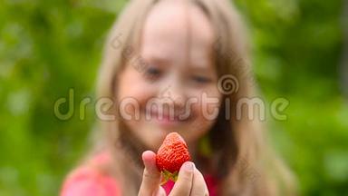 草莓，红色，成熟和甜蜜吃女孩和微笑。 健康食品