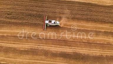 空中景色夏季小麦收获。 <strong>田间劳动</strong>的收割者.. 联合收割机农用机器