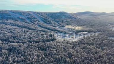 山脚<strong>滑雪场</strong>的俯视图。 录像。 山脚下有滑雪坡的隐蔽<strong>滑雪场</strong>，在