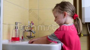 可爱的小女孩在浴室洗手。幼儿概念，幼儿概念。可爱的女孩穿睡衣