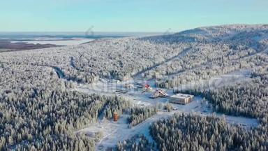山脚滑雪场的俯视图。 录像。 山脚下有滑雪坡的隐蔽滑雪场，在