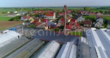 一座工业建筑屋顶上的太阳能电池板，欧洲城市，温室，欧洲农业