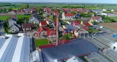 一座工业建筑屋顶上的太阳能电池板，欧洲城市，温室，欧洲农业
