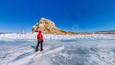<strong>360</strong>K全景男子游客站在贝加尔湖蓝色冰层上的亚多尔岛