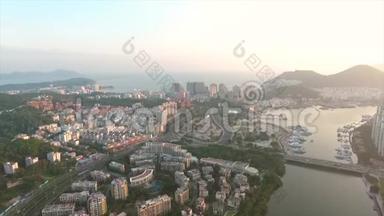 空中：繁忙的中国三亚城市日落景色，中国。 4K.
