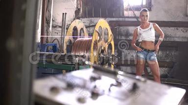 女人在工厂里打开机器