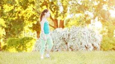 阳光明媚的<strong>夏日</strong>，可爱的小女孩在公园的<strong>树下</strong>散步。