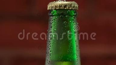 在绿色瓶子里放杯<strong>冰镇啤酒</strong>，放杯中的水