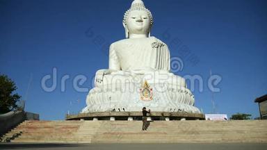 年轻的旅游女孩在泰国普吉岛拍摄白色大佛像。 高清。