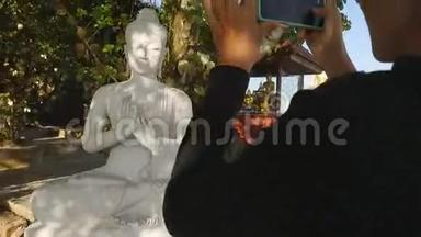 年轻的高加索<strong>旅游</strong>女孩在泰国<strong>普吉岛</strong>拍摄白佛雕像。 高清慢速运动。
