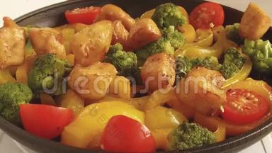 鸡片落入一个装有蔬菜的煎锅