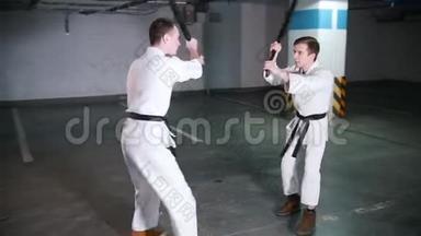 两个穿和服的男人在停车场训练<strong>剑道</strong>