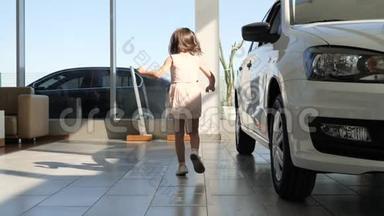 汽车销售中心，女孩在汽车销售中心玩，孩子在<strong>车展</strong>上玩