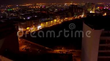 迪拜的天际线在夜晚与美丽的城市，灯光接近它`最繁忙的公路。 迪拜海滨夜景