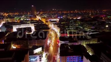 迪拜的天际线在夜晚与美丽的城市，灯光接近它`最繁忙的公路。 迪拜海滨夜景