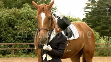 <strong>盛装</strong>舞步骑手和她的马