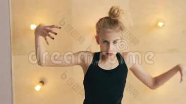 年轻美丽的少女舞蹈演员，在室内背景灯的墙上舞厅里的当代舞蹈